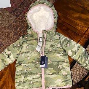 GAP winter coat! Size 3 girls. Fully lined and water repellent. Green camo